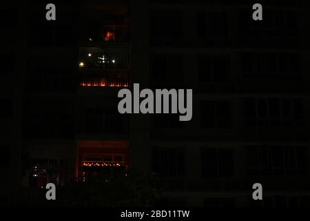 Kolkata, India. 05th Apr, 2020. Citizen illuminazione diya, candela, torcia sul balcone, porte per mostrare il loro sostegno verso il primo ministro Narendra modi appello di illuminazione alle 9:00 PM per 9 minuti a segnare la lotta dell'India contro COVID-19. (Foto di Sudipta Pan/Pacific Press) Credit: Pacific Press Agency/Alamy Live News Foto Stock