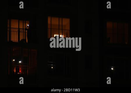 Kolkata, India. 05th Apr, 2020. Citizen illuminazione diya, candela, torcia sul balcone, porte per mostrare il loro sostegno verso il primo ministro Narendra modi appello di illuminazione alle 9:00 PM per 9 minuti a segnare la lotta dell'India contro COVID-19. (Foto di Sudipta Pan/Pacific Press) Credit: Pacific Press Agency/Alamy Live News Foto Stock