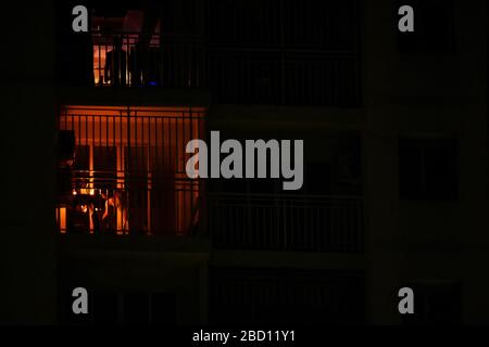 Kolkata, India. 05th Apr, 2020. Citizen illuminazione diya, candela, torcia sul balcone, porte per mostrare il loro sostegno verso il primo ministro Narendra modi appello di illuminazione alle 9:00 PM per 9 minuti a segnare la lotta dell'India contro COVID-19. (Foto di Sudipta Pan/Pacific Press) Credit: Pacific Press Agency/Alamy Live News Foto Stock