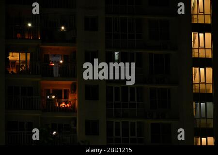 Kolkata, India. 05th Apr, 2020. Citizen illuminazione diya, candela, torcia sul balcone, porte per mostrare il loro sostegno verso il primo ministro Narendra modi appello di illuminazione alle 9:00 PM per 9 minuti a segnare la lotta dell'India contro COVID-19. (Foto di Sudipta Pan/Pacific Press) Credit: Pacific Press Agency/Alamy Live News Foto Stock