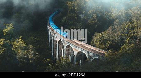 Treno per arrivare al famoso ponte di nove archi a Ella, Sri Lanka Foto Stock