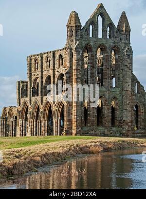 Resti di un'antica abbazia gotica inglese rovine con riflessione in acqua lago Foto Stock
