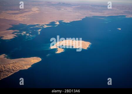 Veduta aerea dell'Arabia Saudita e dello stretto di Tiran tra il golfo del Mar Rosso di Aqaba e l'Oceano Indiano Foto Stock