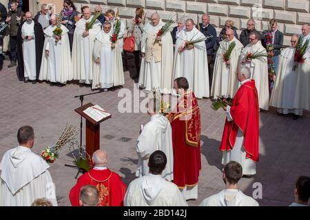 Polonia, Czestochowa - 14 aprile 2019: Monastero di Jasna Gora Domenica delle Palme: La benedizione delle Palme di Pasqua sulla Domenica delle Palme da parte dei Padri dell'Ordine di SA Foto Stock