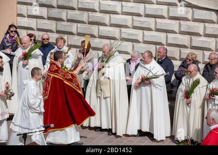 Polonia, Czestochowa - 14 aprile 2019: Monastero di Jasna Gora Domenica delle Palme: La benedizione delle Palme di Pasqua sulla Domenica delle Palme da parte dei Padri dell'Ordine di SA Foto Stock