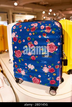 Valigia gommata color americano Tourister con esclusivo motivo floreale raro di rose rosa e rosse su sfondo blu scuro Foto Stock