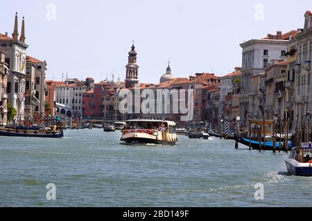 Italia, Venezia - 13 giugno 2019: Vaporetto, vaporetti, tram a Venezia Foto Stock