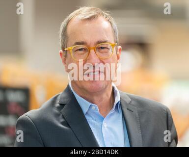 Dresda, Germania. 1° Apr, 2020. Roger Ulke, portavoce del consiglio di amministrazione di Konsum Dresden EG, è sull'orlo di un incontro stampa nella Neustadter Markthalle. Credit: Robert Michael/dpa-Zentralbild/dpa/Alamy Live News Foto Stock