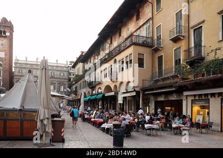 Italia, Verona - 16 giugno 2019: Piazza Erbe di Verona, folla di turisti in un ristorante di strada Foto Stock