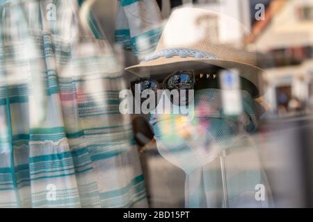 Monaco, Germania. 06th Apr, 2020. Un manichino è decorato in "stile coronavirus" con un cappello, occhiali da sole e una sciarpa come un proteggi bocca. Credit: Peter Kneffel/dpa/Alamy Live News Foto Stock