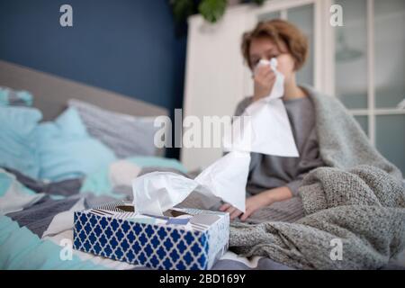 Ragazza giovane ha interferito una ragazza teen malata fredda, giovane nel letto a casa Foto Stock