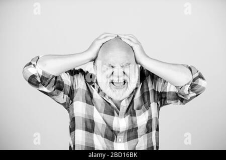 Health care concetto. La calvizie maschile condizione genetica causata da diversi fattori. I primi segni balding. Le persone anziane. Nonno barbuto capelli grigi. La perdita di capelli. L'uomo la perdita di capelli. Problemi di età. Foto Stock
