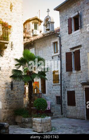 Cattaro, Montenegro - 24 giugno 2015: Strada stretta con negozio di souvenir a Cattaro, Montenegro Foto Stock