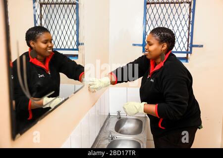 Soweto, Sud Africa - 21 luglio 2012: Diverse Donne che svolgono un servizio di comunità volontariato pulizia lavoro presso la scuola di borgata Foto Stock