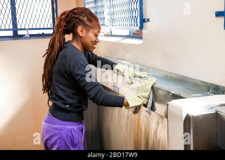 Soweto, Sud Africa - 21 luglio 2012: Diverse Donne che svolgono un servizio di comunità volontariato pulizia lavoro presso la scuola di borgata Foto Stock