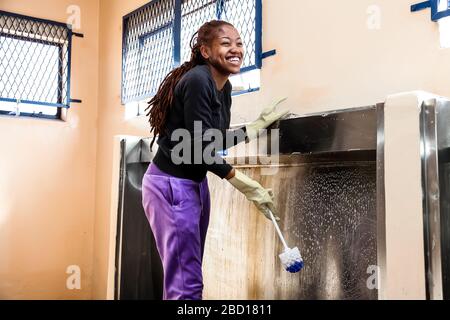 Soweto, Sud Africa - 21 luglio 2012: Diverse Donne che svolgono un servizio di comunità volontariato pulizia lavoro presso la scuola di borgata Foto Stock