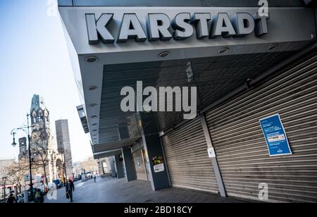 06 aprile 2020, Berlino: La filiale del grande magazzino Karstadt a Kurfürstendamm, nella città ovest, è chiusa. Foto: Michael Kappeler/dpa Foto Stock