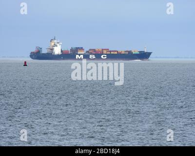 Sheerness, Kent, Regno Unito. 6 Aprile 2020. Un containery leggermente caricato MSC Suez ha visto passare Sheerness in Kent dopo la partenza da London Gateway, sulla sua strada per Anversa in Belgio. In passato, le navi da container sarebbero solitamente viste impilate su più contenitori, spesso alla stessa altezza del ponte della nave; tuttavia, a partire dall'epidemia di Coronavirus, ora si vede che trasportano un numero molto inferiore di contenitori. Credit: James Bell/Alamy Live News Foto Stock