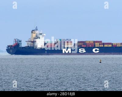 Sheerness, Kent, Regno Unito. 6 Aprile 2020. Un containery leggermente caricato MSC Suez ha visto passare Sheerness in Kent dopo la partenza da London Gateway, sulla sua strada per Anversa in Belgio. In passato, le navi da container sarebbero solitamente viste impilate su più contenitori, spesso alla stessa altezza del ponte della nave; tuttavia, a partire dall'epidemia di Coronavirus, ora si vede che trasportano un numero molto inferiore di contenitori. Credit: James Bell/Alamy Live News Foto Stock