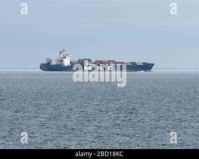 Sheerness, Kent, Regno Unito. 6 Aprile 2020. Un containery leggermente caricato MSC Suez ha visto passare Sheerness in Kent dopo la partenza da London Gateway, sulla sua strada per Anversa in Belgio. In passato, le navi da container sarebbero solitamente viste impilate su più contenitori, spesso alla stessa altezza del ponte della nave; tuttavia, a partire dall'epidemia di Coronavirus, ora si vede che trasportano un numero molto inferiore di contenitori. Credit: James Bell/Alamy Live News Foto Stock