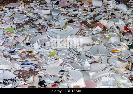 stoviglie in porcellana rotta, costume da matrimonio Foto Stock