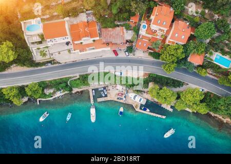 Vista aerea di strada, barche e yacht in mare al tramonto Foto Stock