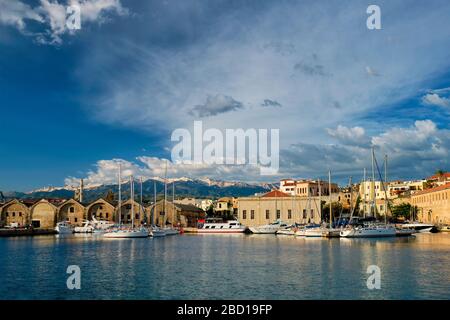 Barche e yacht nel pittoresco porto vecchio di Chania, l'isola di Creta. Grecia Foto Stock