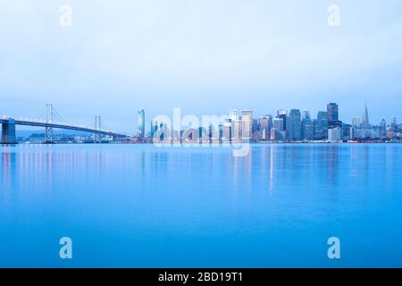 Skyline della città attraverso la baia all'alba, San Francisco, California, Stati Uniti Foto Stock