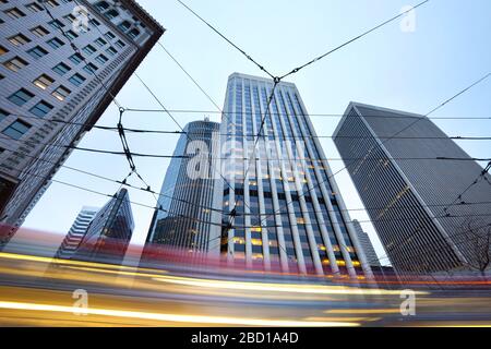 Cavi per auto di strada e skyline degli edifici nel quartiere finanziario di San Francisco, California, Stati Uniti Foto Stock