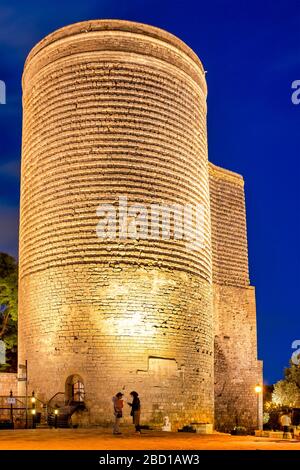 Donne che parlano di fronte alla Torre di Maiden, Baku, Azerbaigian Foto Stock