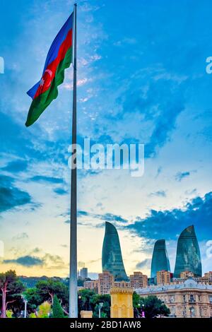 Bandiera azerbaigiana sul viale, Baku, Azerbaigian Foto Stock