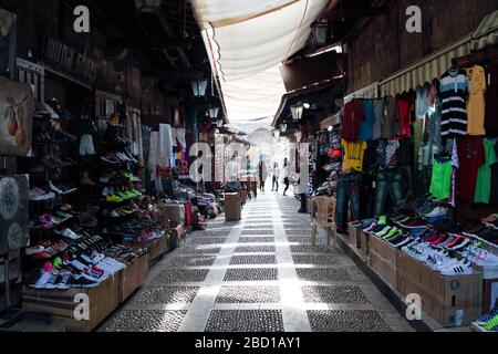 Byblos, Libano - 12 maggio 2017: Numerosi negozi di souvenir ai souk di Byblos. Foto Stock