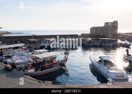 Byblos, Libano - 12 maggio 2017: Barche parcheggiate al molo per il noleggio a Byblos Bay. Foto Stock