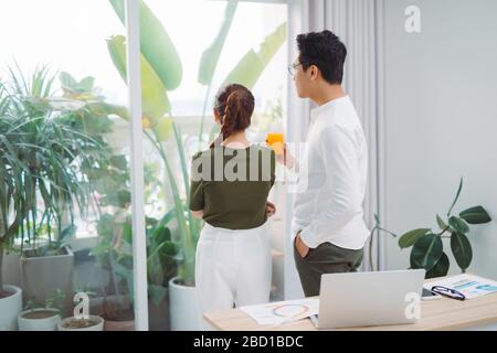 Giovani che lavorano in ufficio. Negoziazione finanziaria Foto Stock