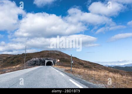 Tunnel su strada di montagna, autostrada in Norvegia Foto Stock