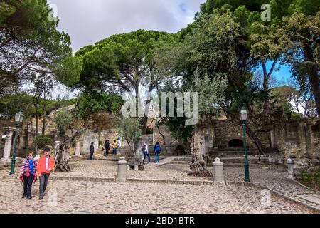 Lisbona, Portogallo - 30 marzo 2018: Castello di San Giorgio e gente che cammina Foto Stock