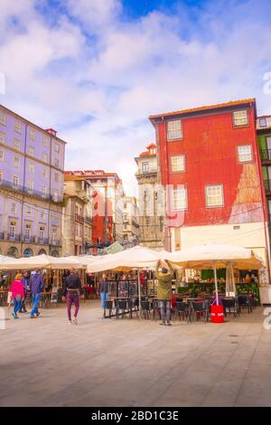 Porto, Portogallo - Aprile 1. 2018: città vecchia Ribeira promenade visualizzare e persone Foto Stock