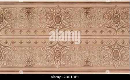 Fregio. Ricerca in ProgressHorizontal forme riempite di quatrefoil e c-scrolls. Motivi costituiti da curve a C, fiori e foglie di acanto, contro il terreno a macchia d'occhio. Stampato in marrone e bianco. Due bordi stampati su tutta la larghezza. Fregio Foto Stock