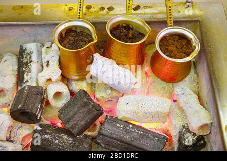 Il caffè turco alla brace è cotto. Bello e schiumoso. Bevanda turca tradizionale cucinata a settembre Foto Stock