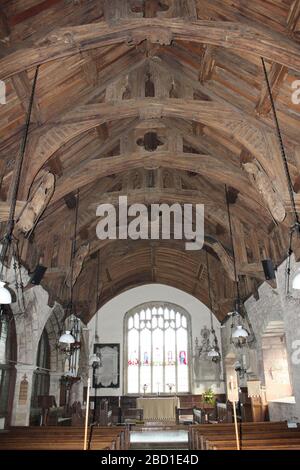 St Mary's Church Cilcain Wales - tetto con intrecci alternati a travi ad arco e a martora - un edificio storico di grado i Foto Stock
