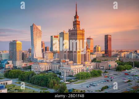 Varsavia, Polonia. Immagine aerea del paesaggio urbano della capitale della Polonia, Varsavia durante l'alba. Foto Stock