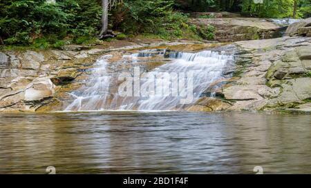 Acqua offuscata delle cascate sul fiume Mumlava vicino Harrachov in Giant Mountains in Repubblica Ceca Foto Stock