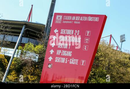 Berlino, Germania. 06th Apr, 2020. Un cartello presso lo stadio 'An der Alten Försterei' mostra l'accesso ai settori. L'Unione di Berlino avvierà la formazione in gruppi di due persone, escluso il pubblico. Credit: Andreas Gora/dpa/Alamy Live News Foto Stock