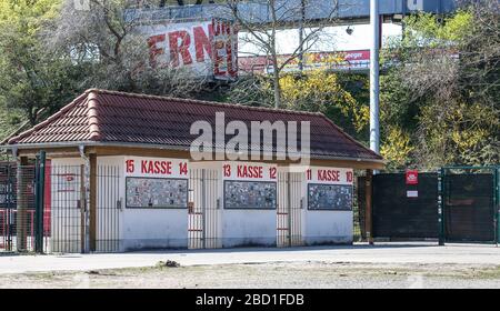 Berlino, Germania. 06th Apr, 2020. Le biglietterie dello stadio 'An der Alten Försterei' rimangono chiuse. L'Unione di Berlino inizierà la formazione in gruppi di due persone, escluso il pubblico. Credit: Andreas Gora/dpa/Alamy Live News Foto Stock