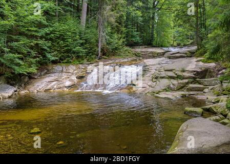 Cascate sul fiume Mumlava nei pressi di Harrachov nelle montagne giganti nella Repubblica Ceca Foto Stock