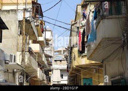 Beirut, Libano - 9 giugno 2017: Cavi e fili casuali e non sicuri in una vecchia zona residenziale. Foto Stock