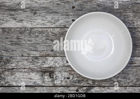 Recipiente vuoto sulla vista superiore in legno grigio Foto Stock