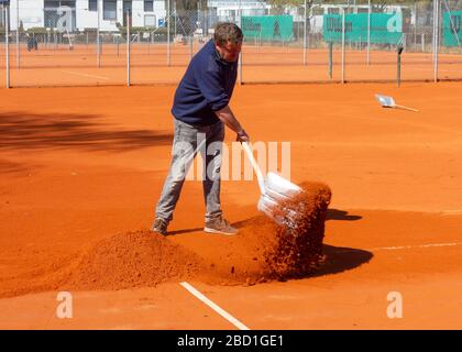 Lavori di rifacing su campo da tennis . Foto Stock