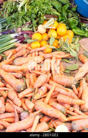 Patate, scaglioli, carote, peperoni verdi nella scatola, Marocco, mercato alimentare Foto Stock