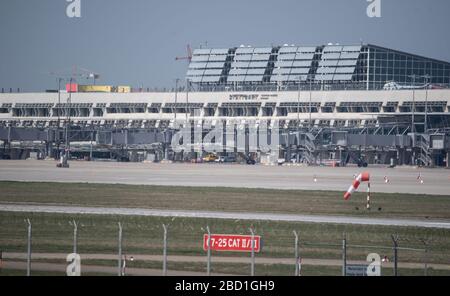 Stoccarda, Germania. 06th Apr, 2020. Un grembiule vuoto può essere visto di fronte al Terminal 1 dell'aeroporto. L'aeroporto di Stoccarda è chiuso per lavori di ristrutturazione della pista. Secondo l'aeroporto, non ci sarà traffico aereo fino al 22 aprile 2020. La ristrutturazione della pista era comunque prevista per quest'anno, ma avrebbe dovuto iniziare un po' più tardi. Credit: Marijan Murat/dpa/Alamy Live News Foto Stock